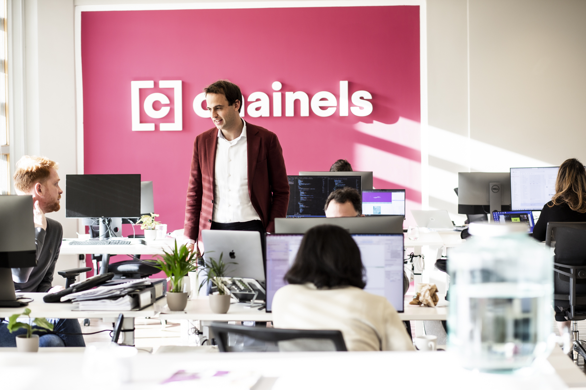 Co-founder Sander Verseput talking to colleagues in the Chainels office 